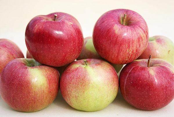 сочные вкусные яблоки