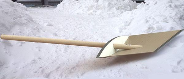 Прочная и удобная лопата для снега своими руками