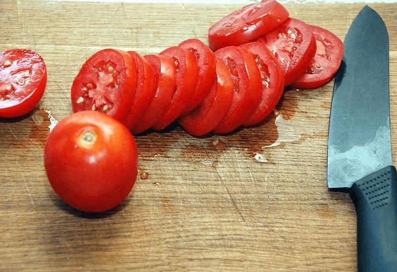 помидоры нарезать кружочками