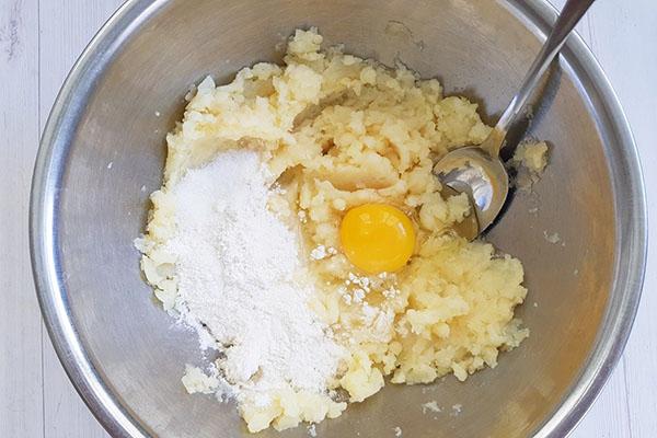 смешать картофель с яйцом и мукой