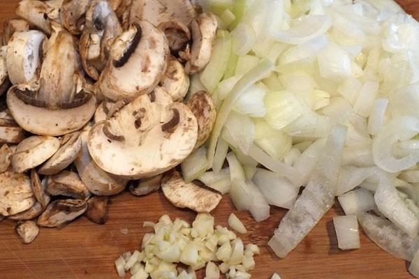 нарезать чеснок, лук и грибы