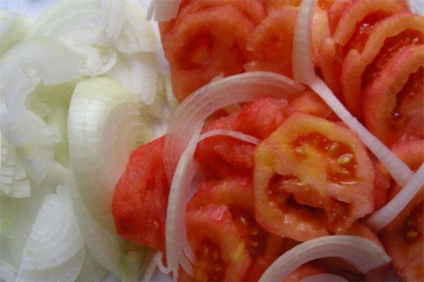 нарезать помидоры и лук