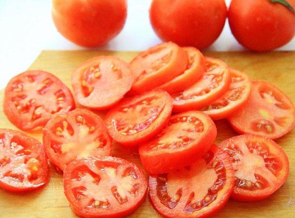 нарезать помидоры пластинами
