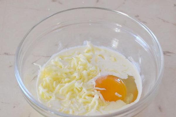 смешать сливки, яйца и сыр