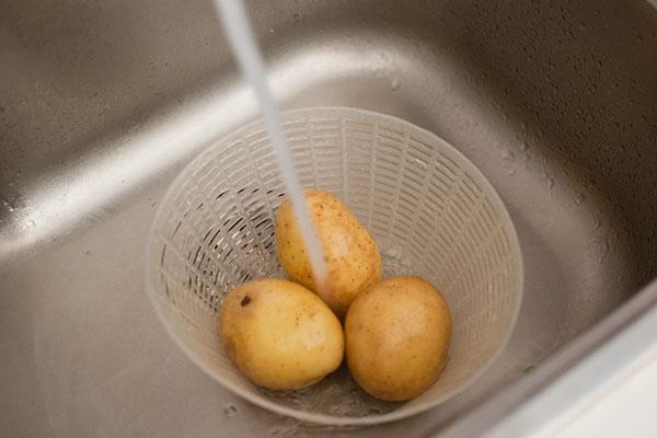 промыть картофель