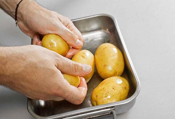выложить картофель на противень
