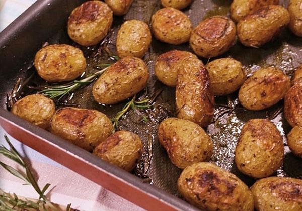 картофель в мундире, запеченный в духовке с розмарином