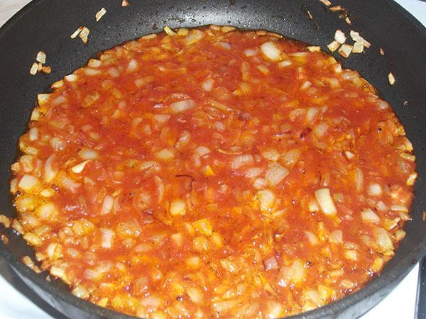 тушатся овощи с томатной пастой
