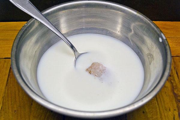 растворить дрожжи в молоке