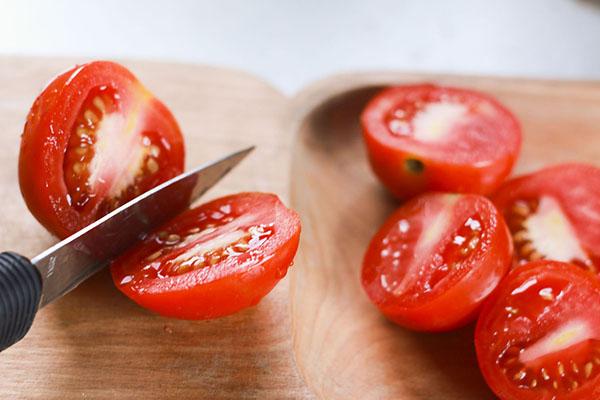 разрезать помидоры