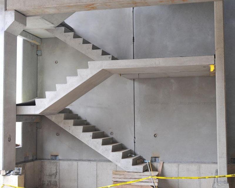 бетонная лестница в многоэтажном доме