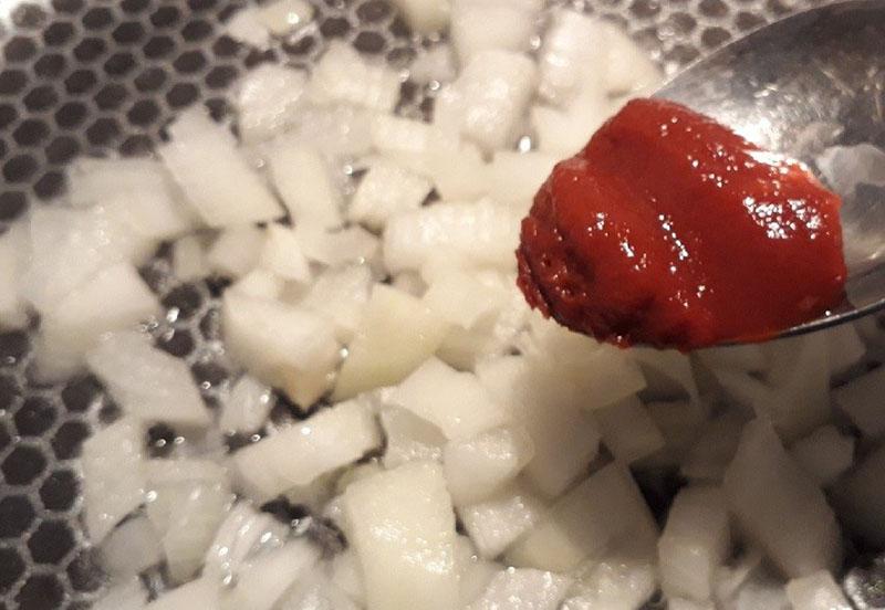 обжарить лук с томатной пастой