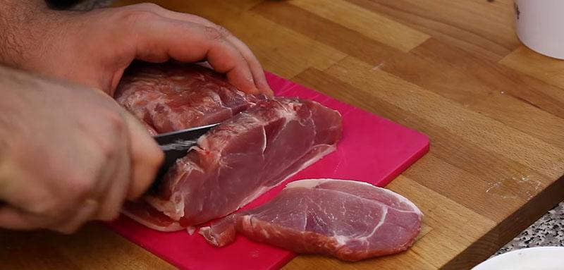 нарезать мясо ломтиками