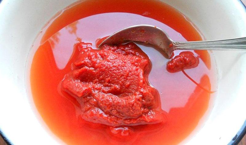 разбавить томатную пасту с бульоном