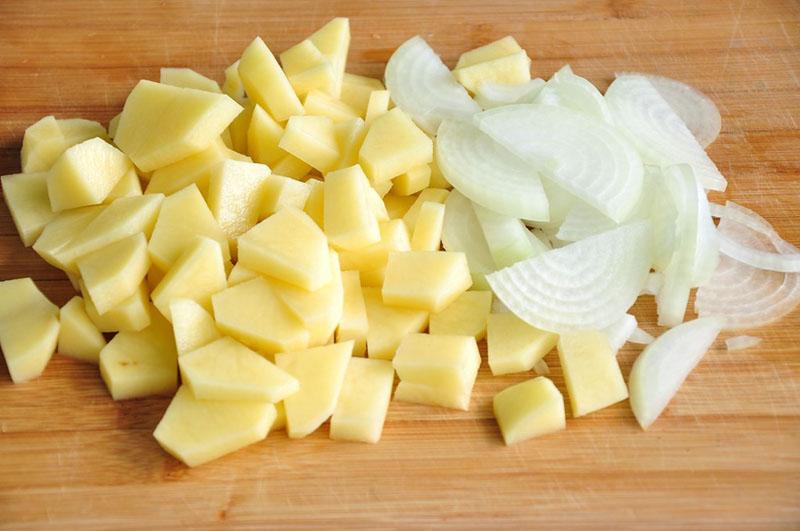 нарезать лук и картофель