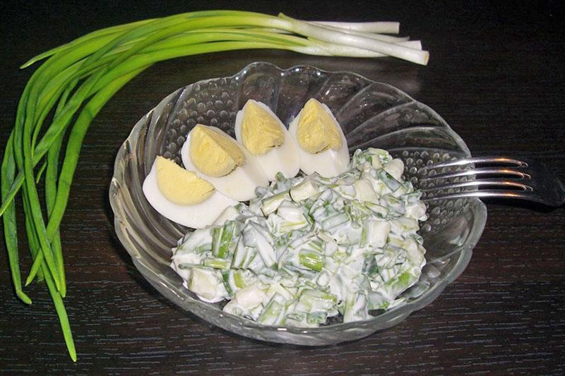 салат из зеленого лука и яйца