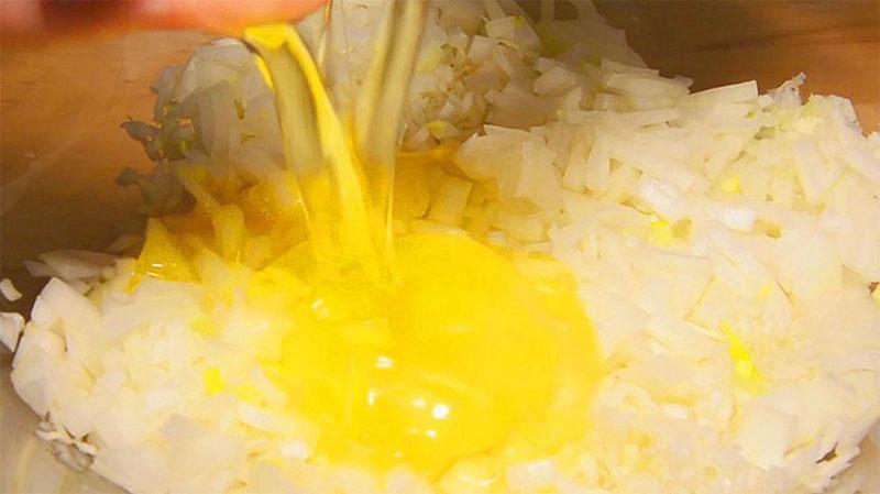 в измельченный лук добавить яйцо
