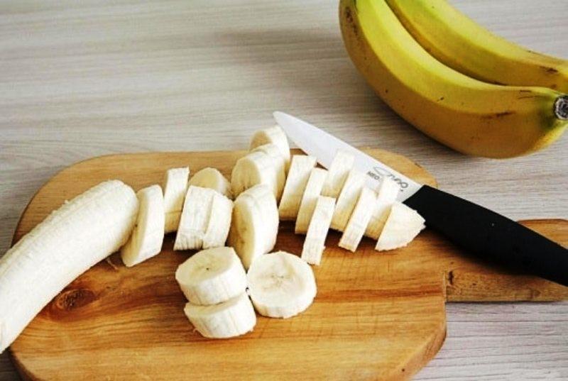 нарезать бананы