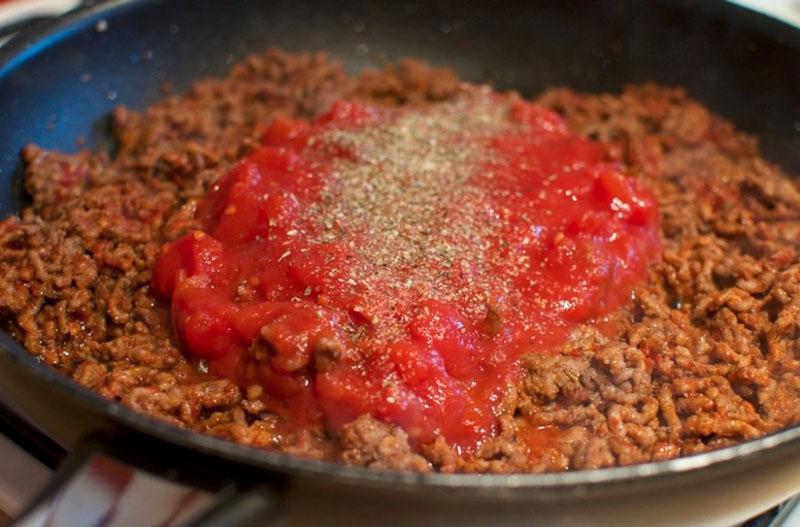 добавить томатную пасту и тушить