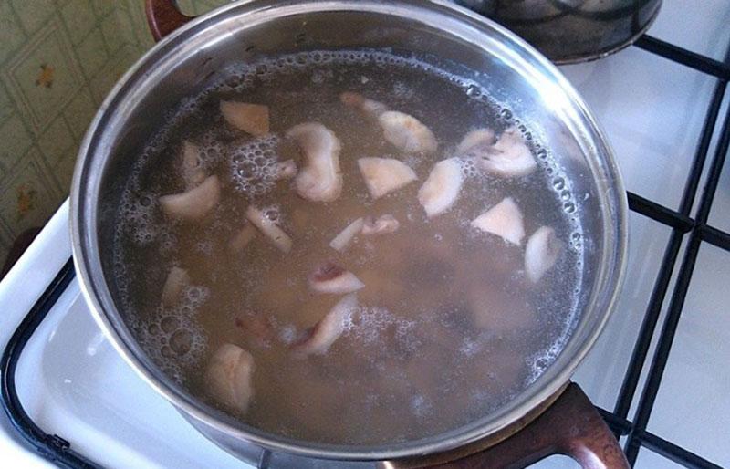 процесс приготовления супа грибного