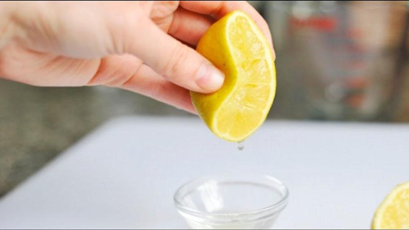 отжать сок лимона