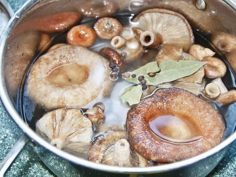 варить грибы в рассоле