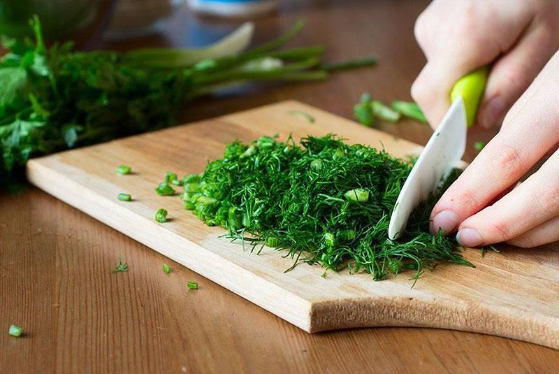 нарезать овощи и зелень
