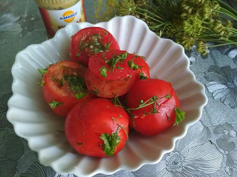 малосольные помидоры на столе