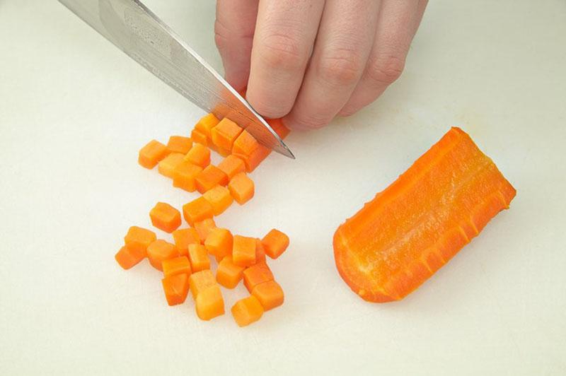 нарезать очищенную морковь