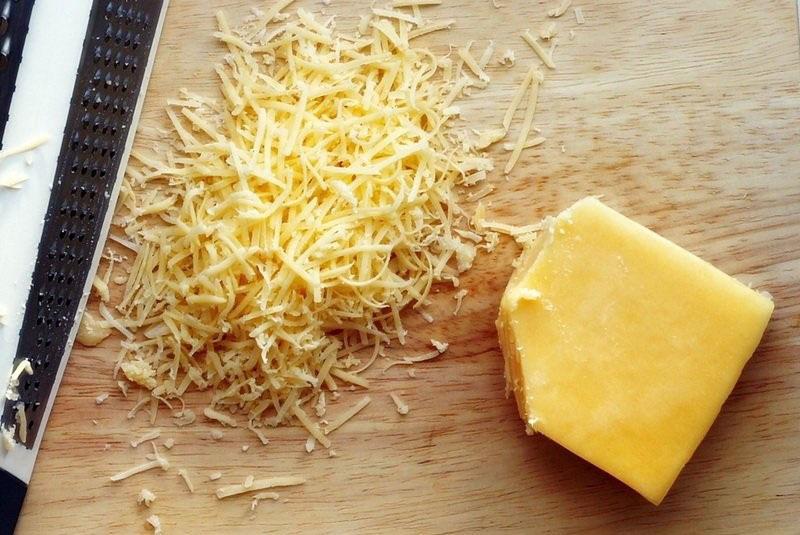 нарезать твердый сыр