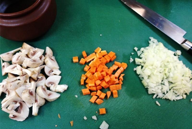 нарезать овощи и грибы