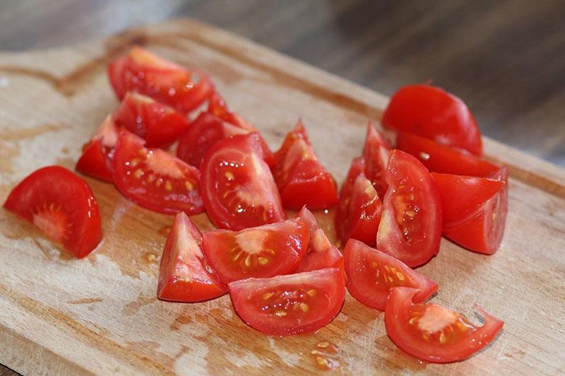 помыть и измельчить томаты