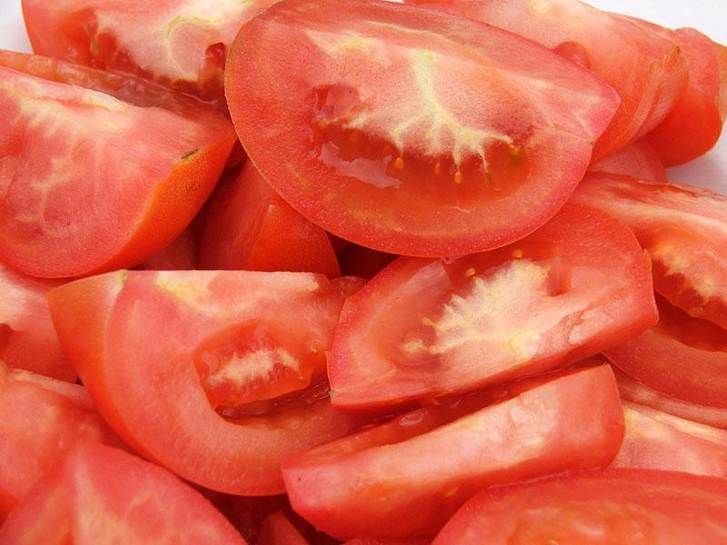 помыть и разрезать помидоры