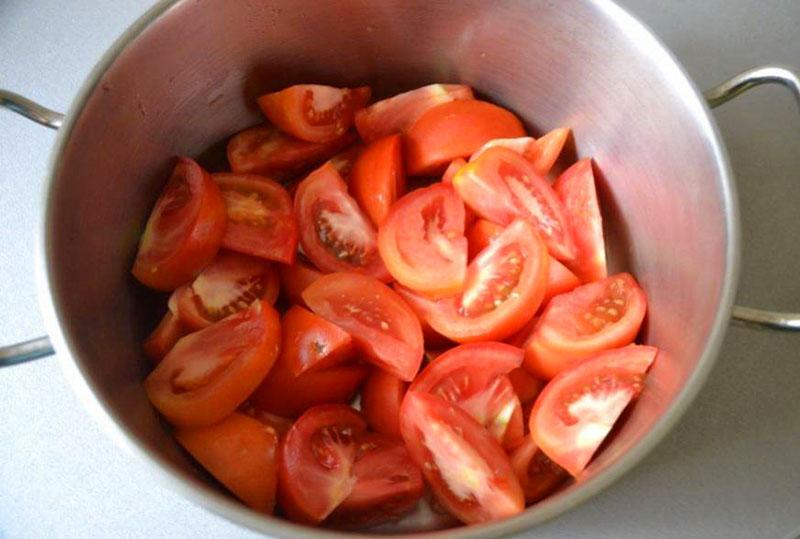 выложить помидоры в кастрюлю