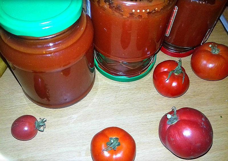 наполнить банки томатной пастой