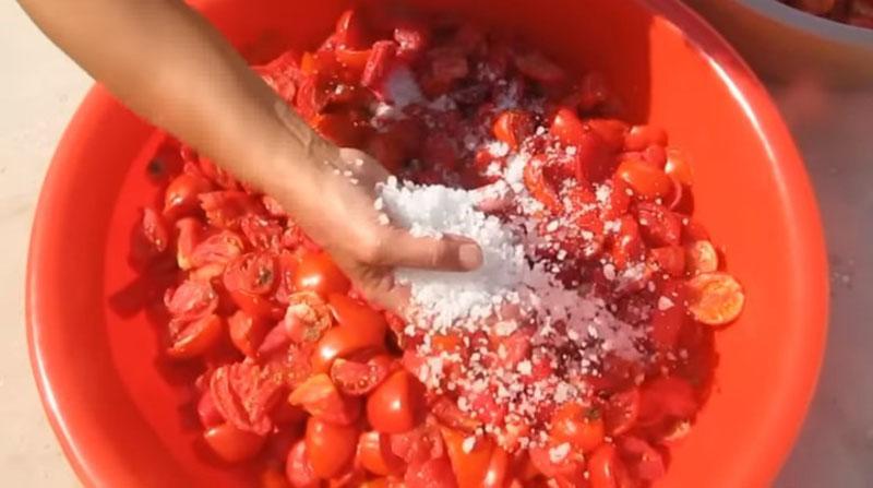 посыпать помидоры солью морской