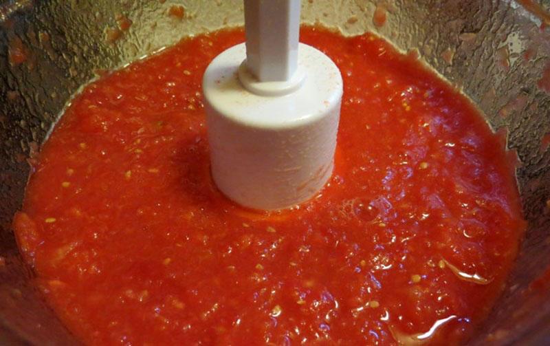 измельчить томаты блендером