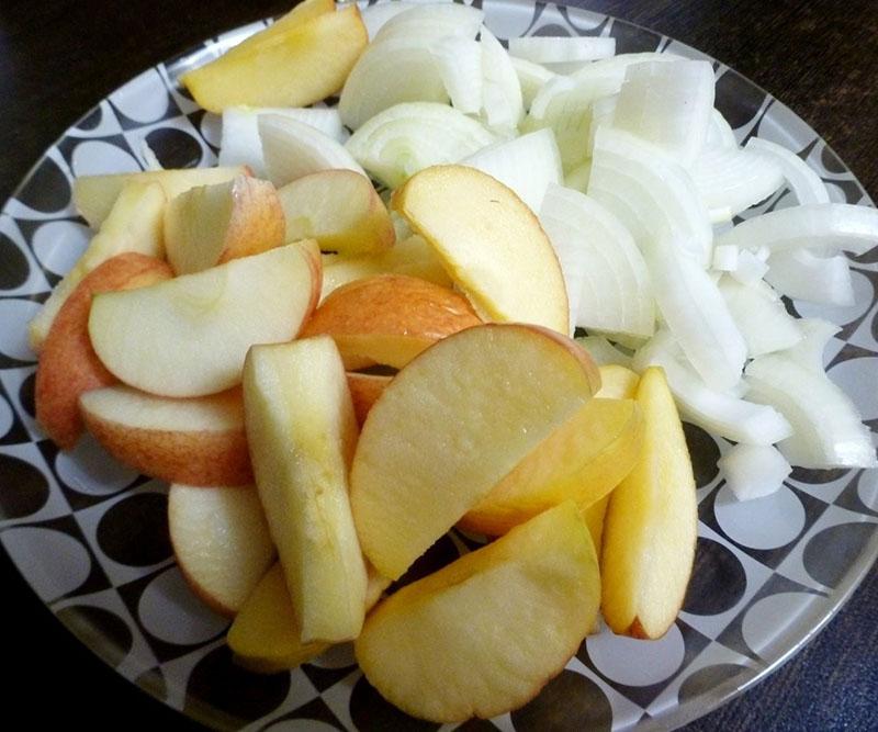 подготовить яблоки и лук