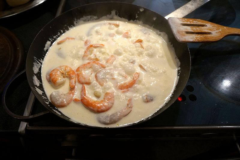 тушить креветки в сливочно-сырном соусе