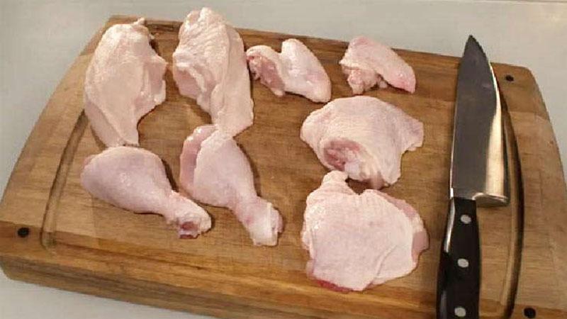 нарезать курицу порционными кусками