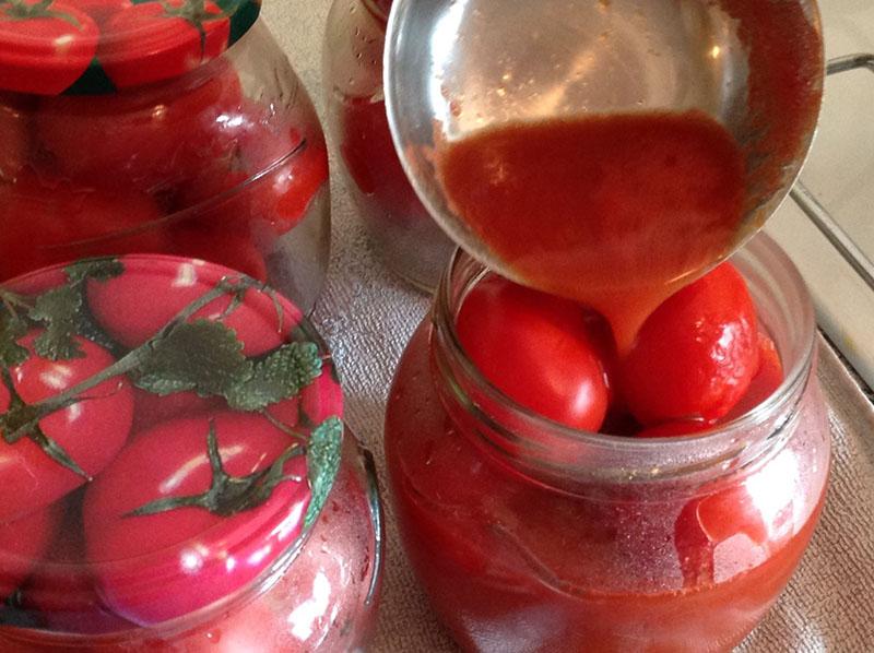 залить помидоры томатным соком