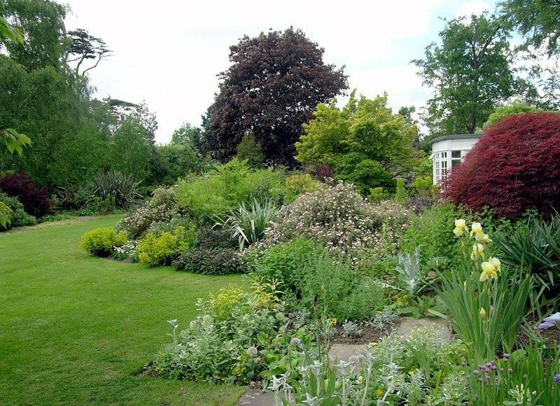 сад в английском стиле и газон