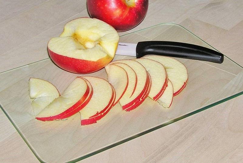 нарезать яблоки ломтиками