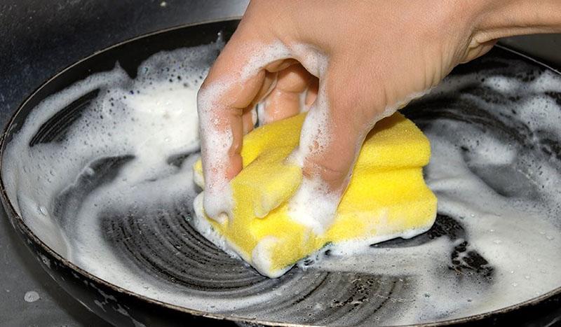 мыть сковороду мягкой губкой