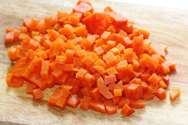 нарезать морковь кубиками