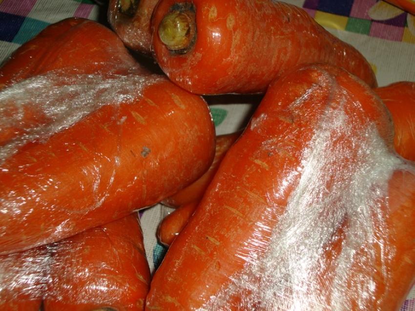 морковь, завернутая в пленку