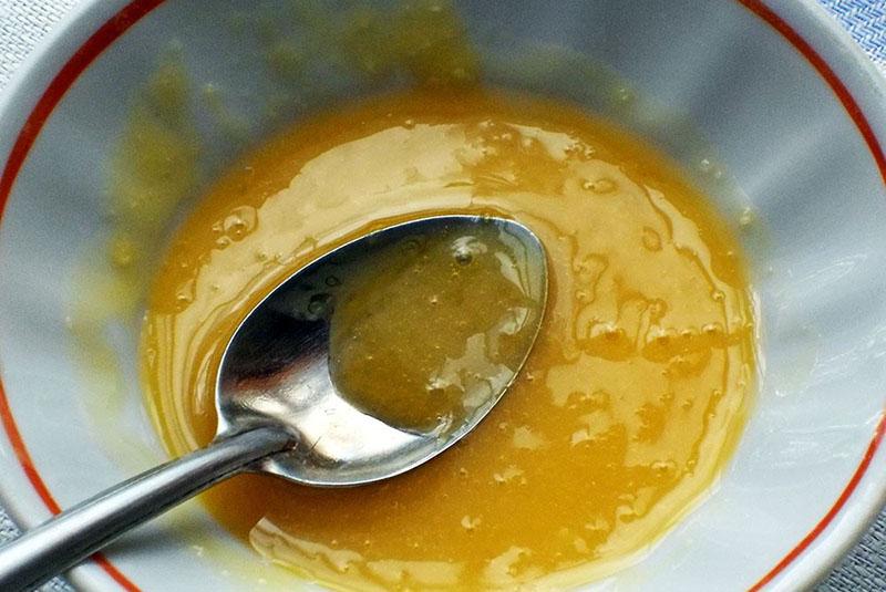смешать желтки с медом