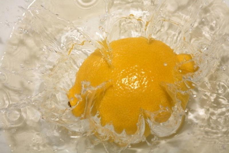 помыть лимон