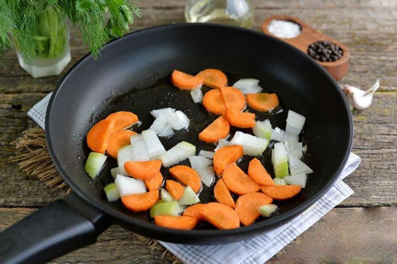 обжарить лук и морковь