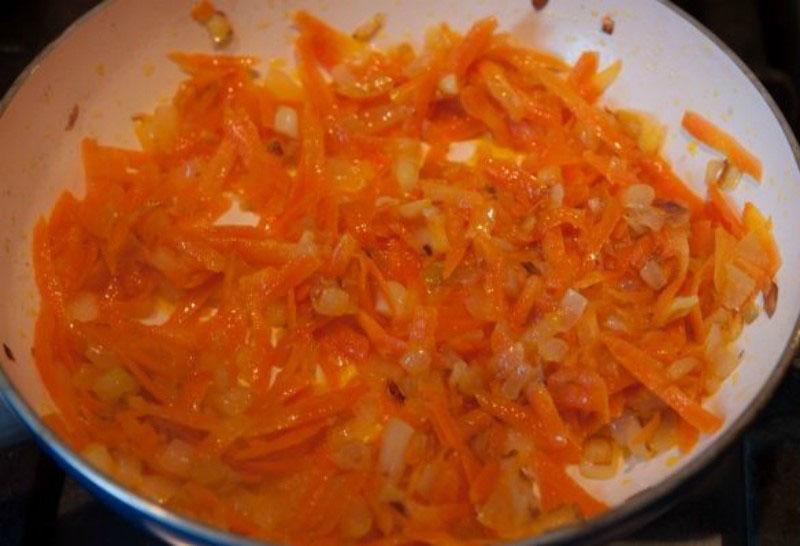 обжарить лук с морковью